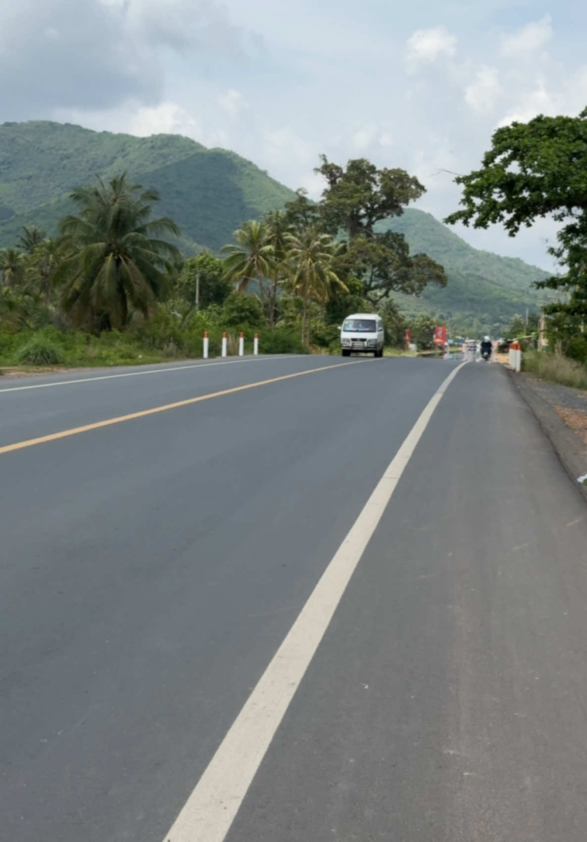 ចូលចិត្តជិះតាមផ្លូវដែលមានភ្នំ🏞️ #roadtrip #mountain #cambodia #nature #landscape #fyp 