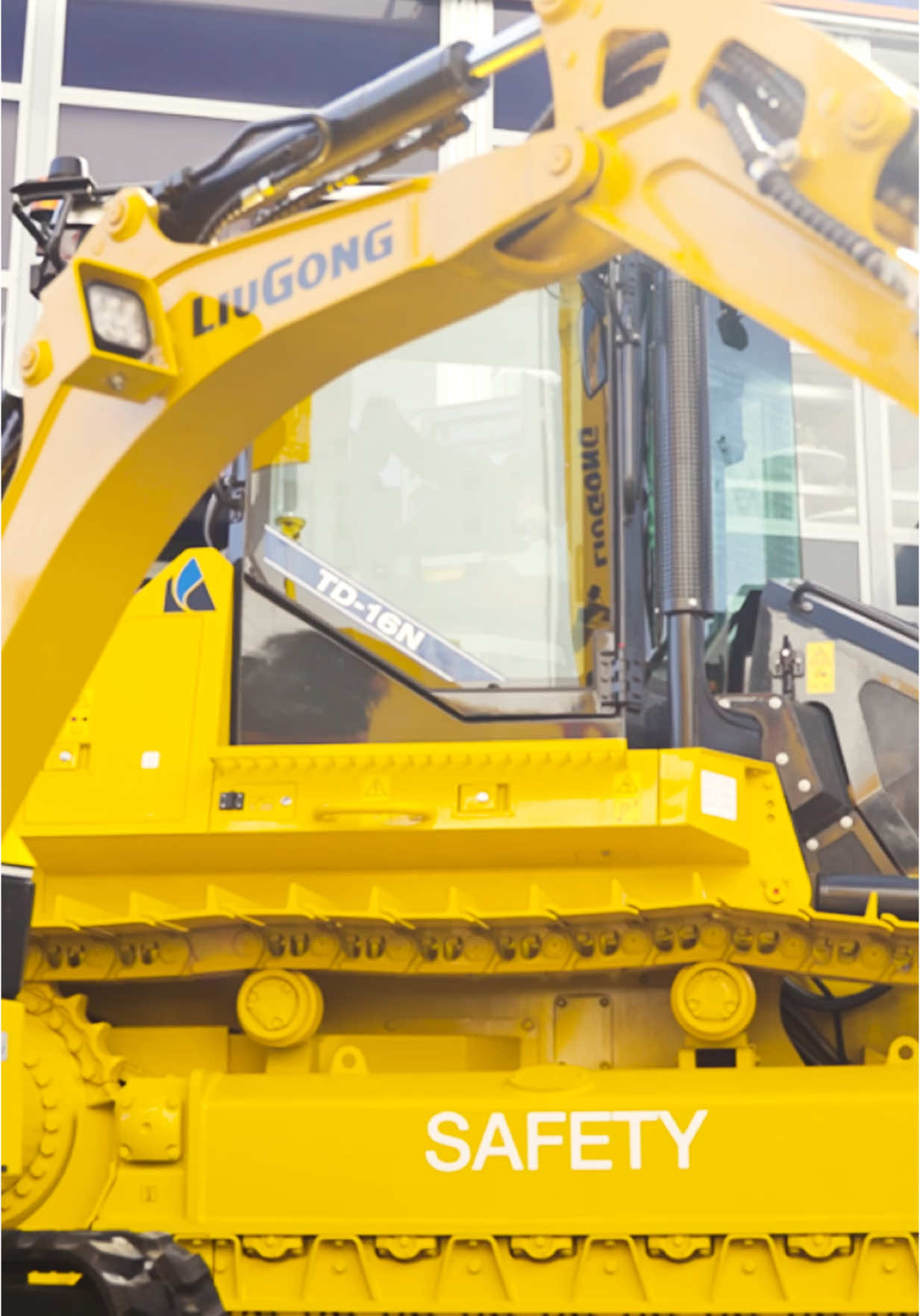 It’s been 5 years since we first seen the groundbreaking Dressta TD16-N  dozer at Conexpo 2020. The TD16-N  was on display again at Bauma 2025 and offers class leading access and visibility compared to competitors.  #liugongeurope #liugongbauma #bauma #liugong #heavyequipment  #dozer #dressta 