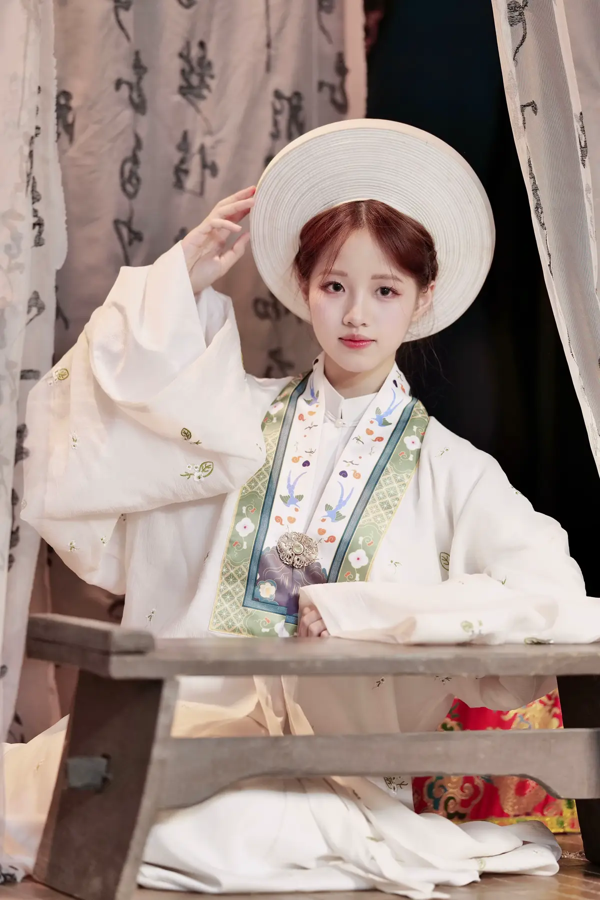 Lướt qua ngày tháng mãi trôi theo hình dung kia nụ cười xinh bờ môi cong dáng em yêu kiều Chọn bông hoa sắc hương này giữ mãi cho riêng mịn em thôi Lời yêu thương có đơn phương với em không ! Trái tim này đã lỡ yêu em từ bao lâu Người con gái dịu dàng như những cánh hoa hồng Liệu rằng anh viết thư tình muốn nói nhớ em được không em Chờ hồi âm dẫu bao lâu cũng không sao