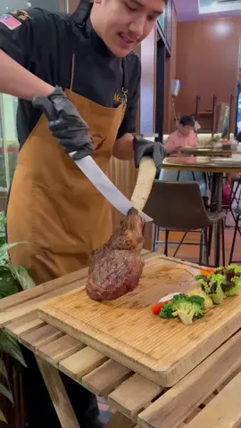 Dinner was 🔛🔝🙌🏻🙌🏻🙌🏻🙌🏻 @Me’nate Sunway Putra #tomahawk #steak #menatesteakhub #dinner #fyp 