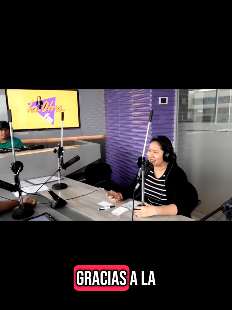 Al Radio La Otra FM Guayaquil. 📻🎧🎙❤️✨️ #radio #locutoraderadio #VozComercial Desde dónde me saludan?