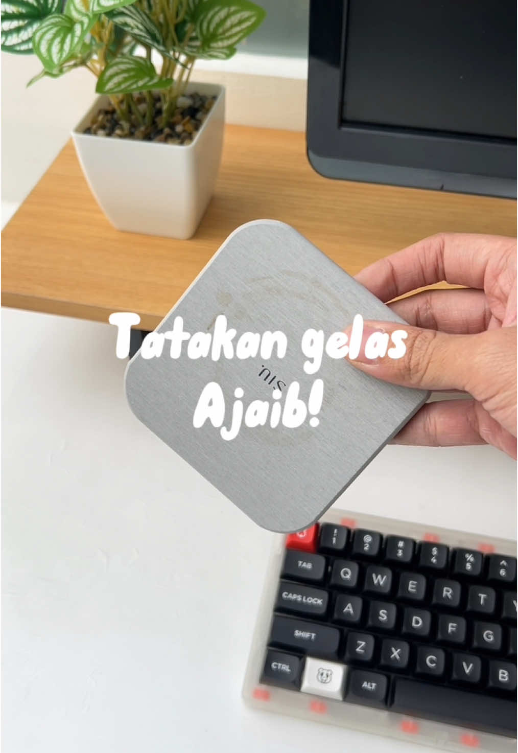 Buat yang sering bawa minuman dingin ke meja kerja, tatakan diatomite gini berguna banget. Biar keringet dinginnya ga luber-luber ke meja kerja kita, dan malah ganggu kerja kita. #desksetup #mejakerja #coffee #workingcoffee #pejuangrupiah 