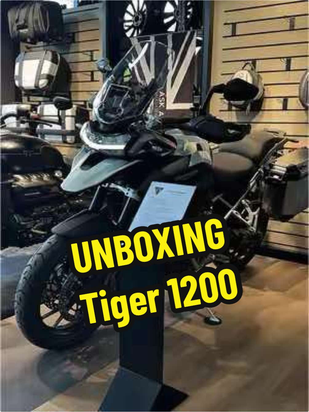 ✅Sale  Noua generație Tiger 1200 Explorer duce la un nou nivel performanțele si confortul din categoria motocicletelor „big adventure”. Complet echipat pentru aventură pe asfalt, noul Tiger 1200 GT Explorer are aptitudini care te ajuta la traversarea continentelor.  Motorul T-Plane cu trei cilindri cu capacitatea de 1160 cmc, dezvoltă o putere de 150 de cai și oferă cel mai bun echilibru între cuplul la turații joase și putere ridicată spre zona roșie. Modelul dispune de o autonomie considerabilă, datorită rezervorului de 30 litri. Cu roți cu dimensiunea de 19 inch în față și 18 inch pentru roata posterioară, Tiger 1200 GT Explorer este singurul model cu jante din aliaj din aceasta categorie de motociclete care are un rezervor atât de mare. Ca noutate absolută, modelul este dotat cu un sistem radar pentru avertizarea pericolelor din unghiul mort, o inovație majoră în ceea ce privește siguranță la condus. Modelul dispune, de asemenea, de dotări precum sistemul de monitorizare a presiunii din pneuri Tyre Pressure Monitoring System și sistemul Hill Hold Control de asistență pentru pornirea din rampă. Cele cinci moduri de pilotaj – Road, Rain, Sport, Off-Road și Rider, pot fi selectate usor în mers cu ajutorul unui buton dedicat, fiecare mod având setări proprii pentru răspunsul accelerației, controlul tracțiunii, sistemul ABS și setările suspensiilor. #unboxing #tiger1200 #triumphmotorcycles 