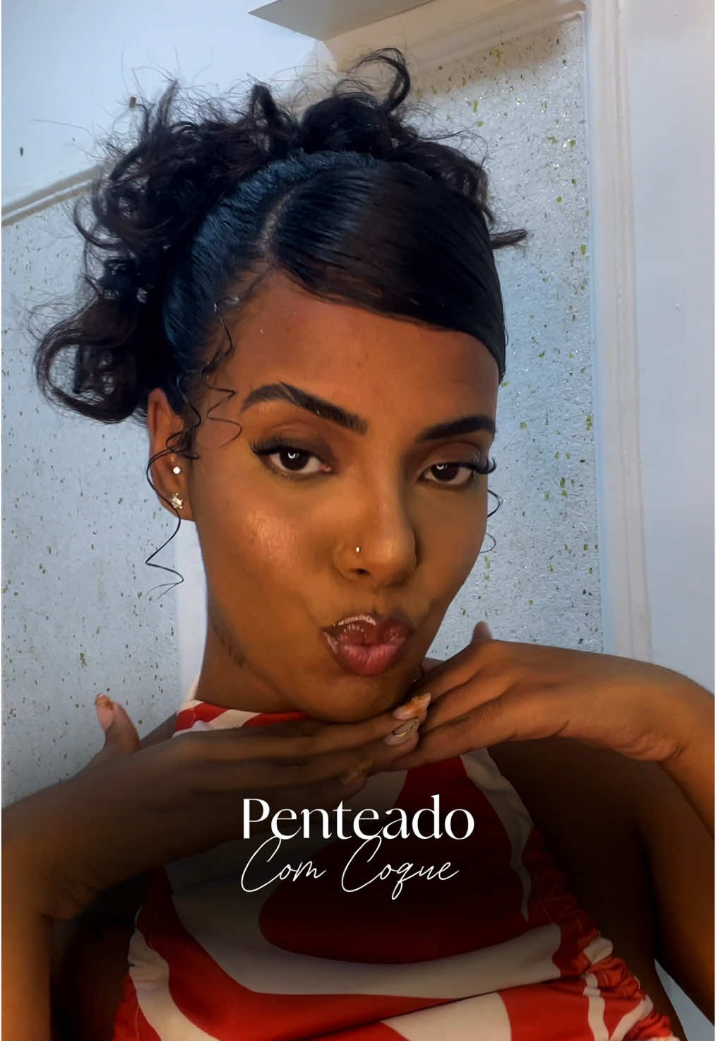 Penteado com coque fácil e bem simples, usem com moderação! 🫨💗✨ Me siga para mais vídeos assim. ✨ #penteadosfaceis #penteadosimples #penteadosparacabeloscacheados #curlyhairstyles #curlyhairtutorial #cacheada2c3a #coquesimples  #onduladasecacheadas 