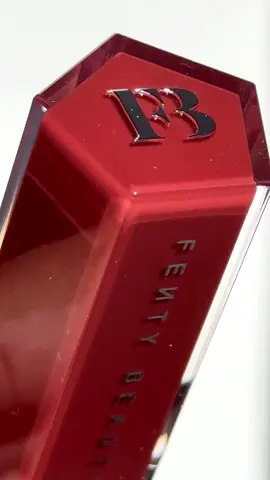 Glossy lips, but make it hydrating too. Tried out the Gloss Bomb Stix High-Shine Gloss Stick (£23) and I’m in love! Packed with Vitamin E, Shea Butter & Squalane – this lipstick gives you that juicy shine and locks in moisture for up to 8 hours. Shade swatched in the new shade Black R Berry ( a deep berry ) and omg the shade is absolutely gorgeous – it glides on like butter and feels so comfy on the lips. @Fenty Beauty  #fentyglossbomb #FentyBeauty #GlossyLips #LipstickLover #MakeupReview #BeautyReels #DewyLook #MakeupMustHave