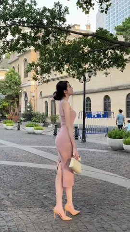 Người ta nói nhan sắc không quan trọng, nhưng họ nhổ hết đám cỏ dại rồi chừa lại một bông hoa #xuhuong 