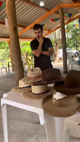 O Tião tá impossível: vende em qualquer lugar, qualquer coisa e agora até o chapéu! Também, aceita cartão ficou facinho, facinho. Lepooo. no celular, como se fosse coisa do além! ✅ O Tap é compatível em celulares com NFC, Android10+ ou a partir do iPhone XS. #influ #promo #InfinitePay #publi