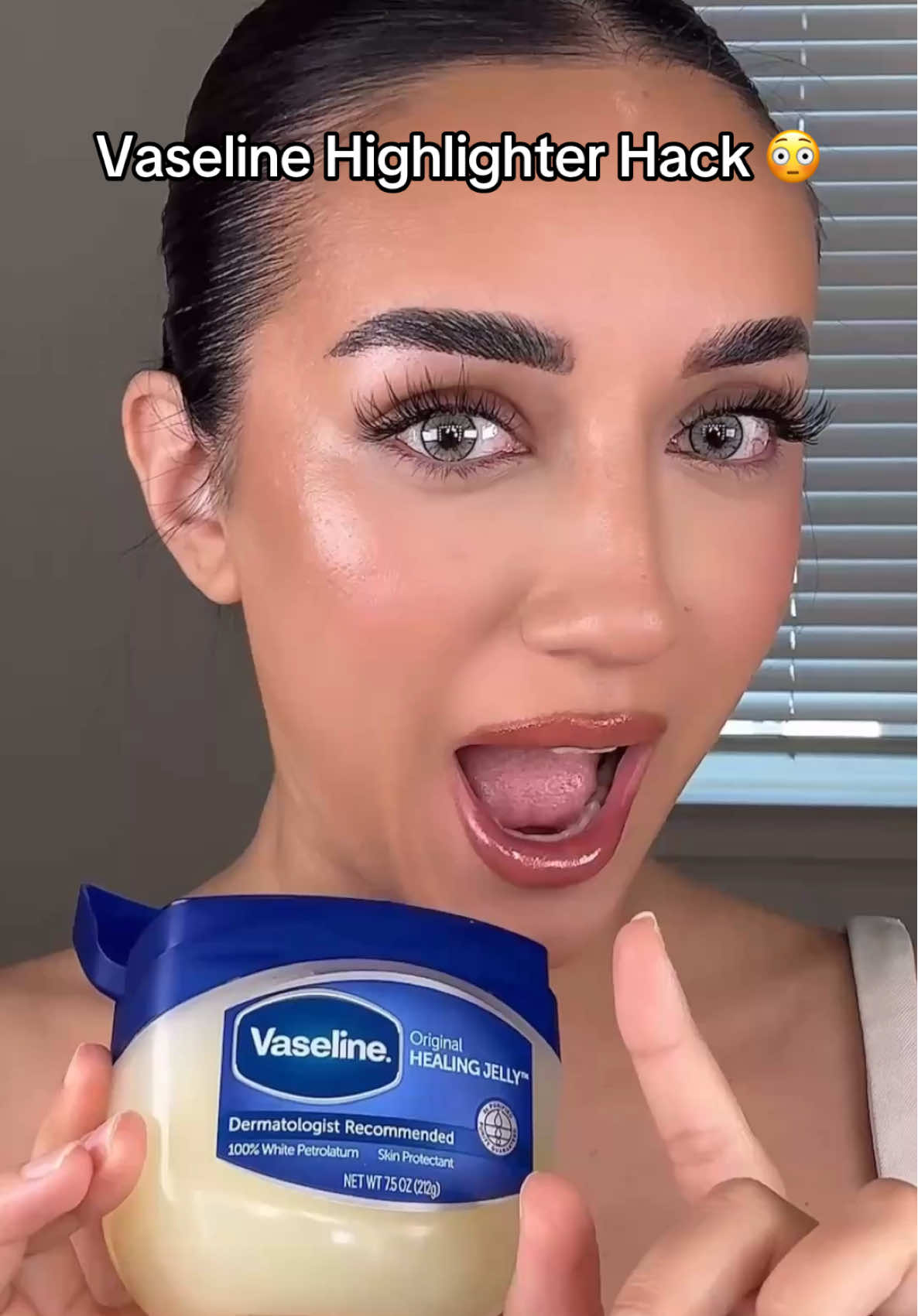 Verified Vaseline highlighter hack! OMG you need to try this! Ft @Vaseline  #makeuphack #makeupprimer #vaselinepartner #vaselineverified 