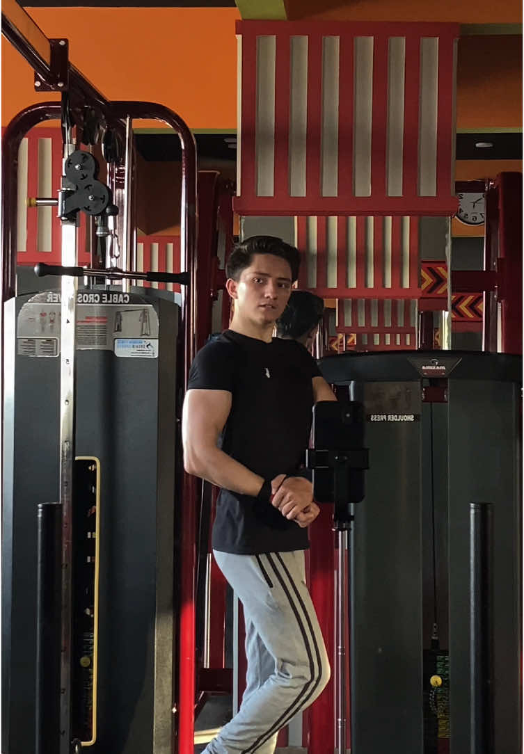 Tthe most fav muscle (triceps) 🫶🔥 . . . #tiktok #tiktokviral #gymathletes #pakistani #karachi #Fitness #foryoupage #triceps #gym #tiktokviral 