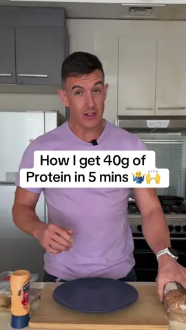 40g of protein in under 5 mins 🤷‍♂️ If fat loss is the goal, then your diet needs to be high in protein and fibre—and this meal ticks both boxes. Why? Because staying full is the goal. It stops you snacking on random shite between meals and wondering how your “1,500-calorie diet” somehow turned into 3,000+. So here’s a proper recipe for adults who want to lose fat and actually feel good doing it: The Recipe: - 1 sourdough bun (or 2 slices wholemeal bread) - 100g cooked chicken - 20g chilli mayo - 1 slice reduced-fat cheese (~20g) - Handful of salad (no dressing—most of them are calorie bombs) - Add an apple on the side Macros: 530 cals 42g protein 8g fibre Quick, easy, high-protein and made in under 5 mins. Get it in ya. Enjoy 🫡