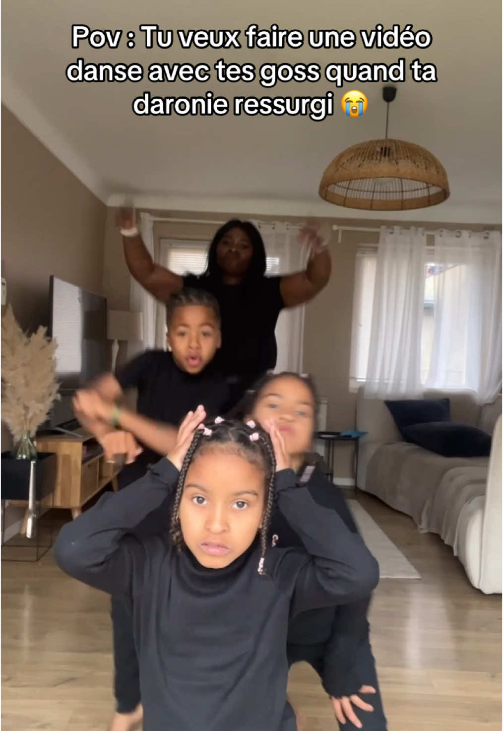 À regarder jusqu’à la fin 😭Pov : quand la daronne en toi se réveille 😂😂😂  #pourtoi #daronne2.0 #daronie #fyp #viral_video #maiscavapaslatete #humouroupas #eminem #dance 
