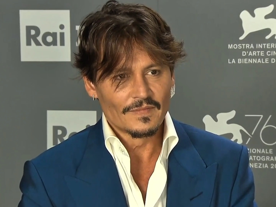 he belongs in the louvre #fyp #johnnydepp 