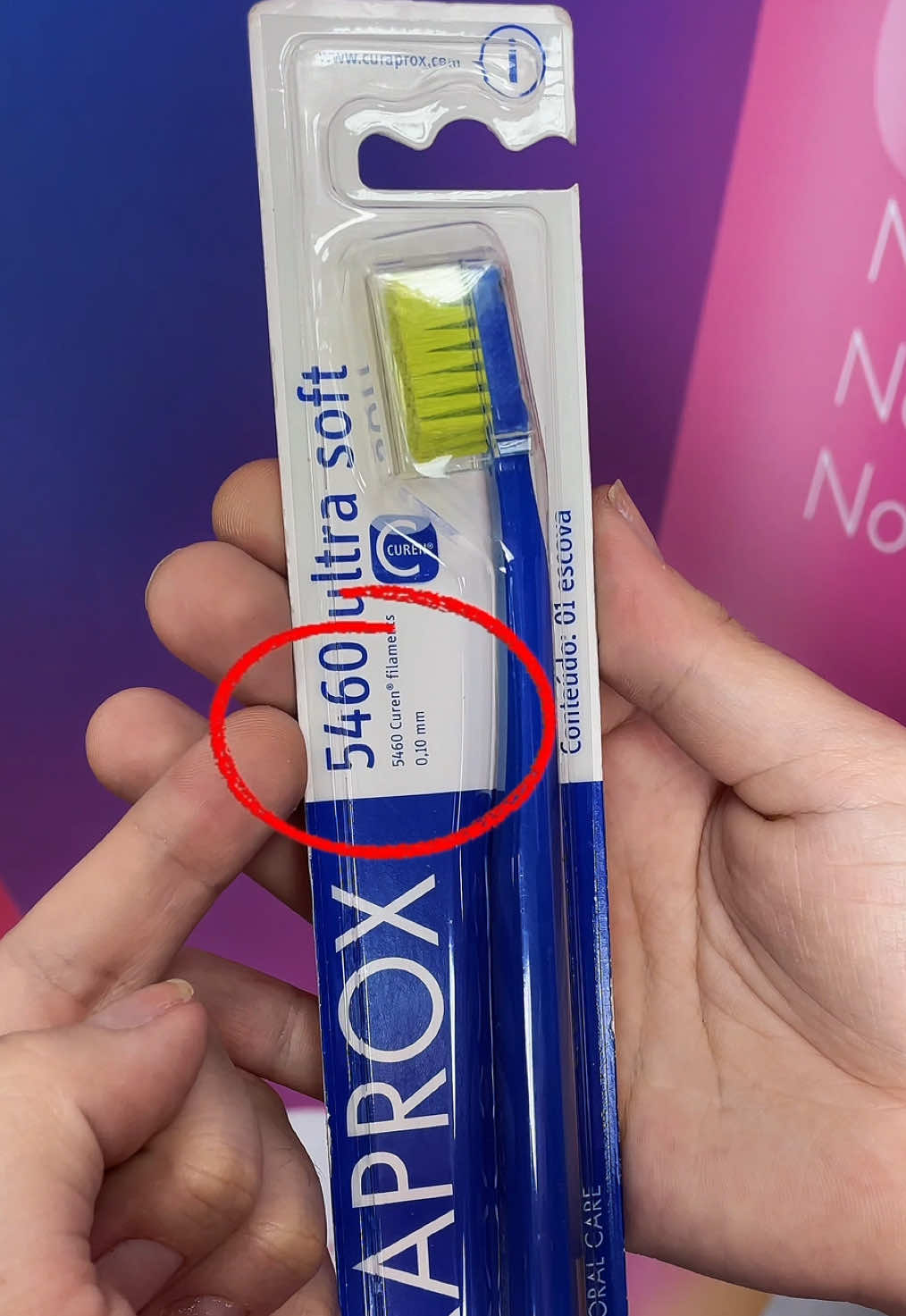 🦷 Qual a diferença entre as escovas Curaprox 1560, 3960 e 5460? A quantidade de cerdas muda tudo! 👇 ✨ 1560 — limpeza eficiente com cerdas um pouco mais firmes ✨ 3960 — equilíbrio entre suavidade e força ✨ 5460 — ultramacia, sensação de abraço nos dentes 💙 Escolha a que combina com seu sorriso 😁