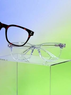 Escoge tu armazón favorito y agrega los frentes desmontables que combinen mejor con tus outfits 