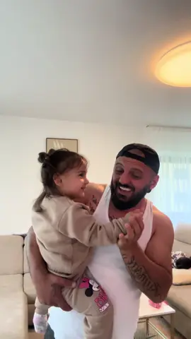 Cemre liebt es halt zu tanzen und wir tanzen täglich 😂🫶 #papatochter #papatochterliebe #f #fyp #foru #foruyou #forupage #forurpage #fürdich #füreuch #füreuchalle #foryforyoupage 