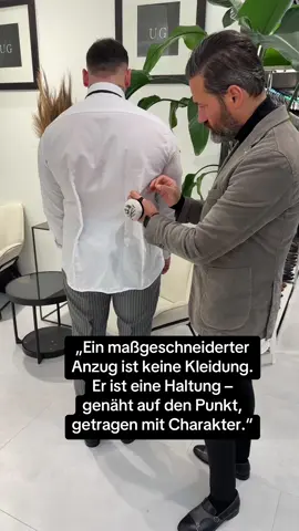 genäht auf den Punkt, getragen mit Charakter.“ . . . . . . #UG #bielefeld #paderborn #dortmund #recklinghausen #gelsenkirchen #hagen #duisburg #dusseldorf #düsseldorf #düsseldorfcity #königsallee #köln #hamburg #hannover #herrenanzug #takimelbise #türkischehochzeiten #fy #fypageシ #fürdich #foryoupage❤️❤️  