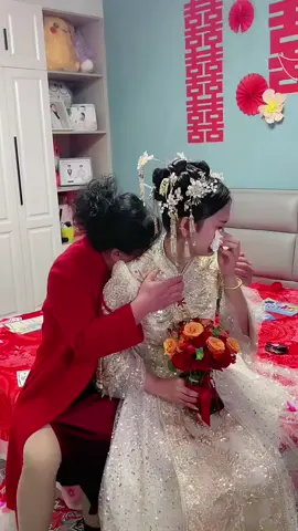 „爱情是信任，是包容，是呵护，是无时无刻的想念，和对彼此的责任。爱情就是最亲密的亲情。“ #婚礼现场 #感人时刻 