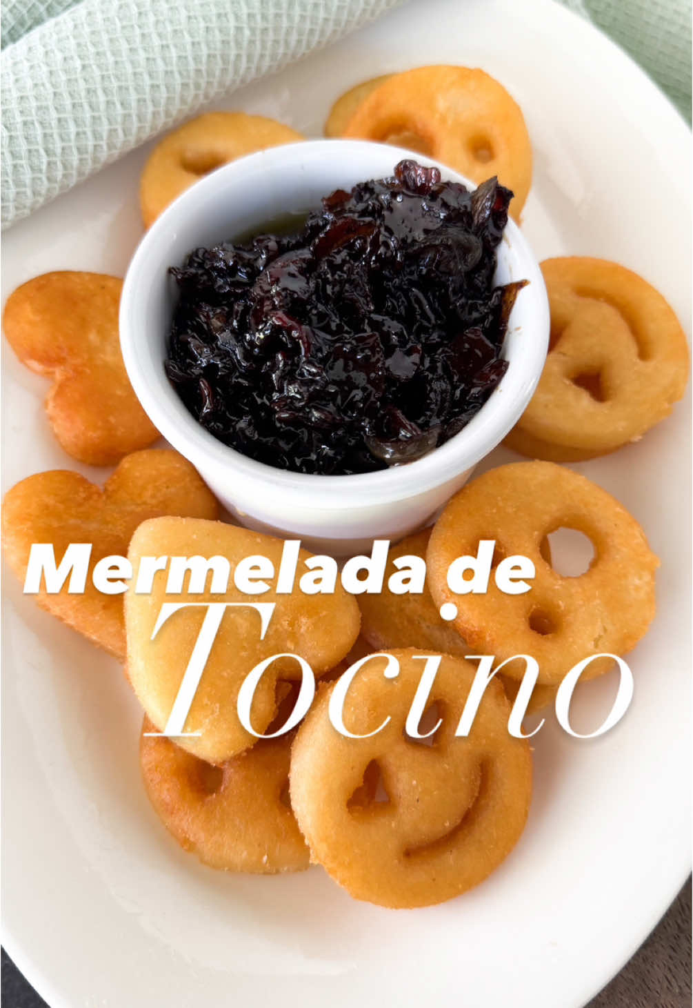 Receta de mermelada de tocino! Hagamos una mermelada de tocino para acompañar las papas Emoticons McCain, hechas con papa 100% natural. Es una combinación perfecta y deliciosa.  Ingredientes: Papas Emoticons McCain @McCain Mexico  10 rebanadas de tocino picadas  1/2 cebolla en plumas  1/4 de taza vinagre balsamico  1/4 de taza de Azúcar  2 cucharadas de aceite de oliva Elaboración  Primero hornea las papas con un poquito de aceite por 12-15 minutos a 180 grados centígrados . Mientras vamos haciendo la mermelada. En el aceite dora el tocino por 3 minutos. Luego añade la cebolla, deja 3 minutos mas y es momento de agrega el vinagre, azúcar, mezclar y dejar hasta que se reduzca el vinagre. Es una adicición esta mermelada.  Y listo, sirve las papas y acompaña con la mermelada. Te sirve perfecto para una deliciosa botana, para acompañar tus hamburguesas o tu comida favorita.  Con cariño, Gio . . . #recetas #recetasfaciles #papas #recetasfacilesyrapidas #mermeladadetocino