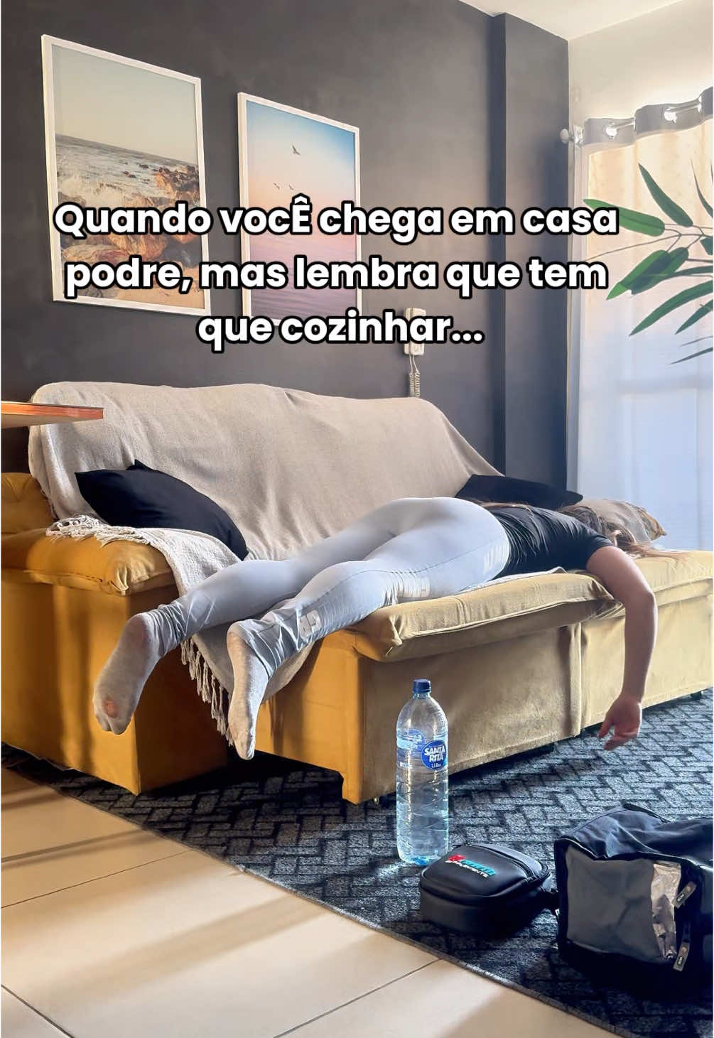 Chegar em casa exausta, sem forças nem pra descascar um alho… ainda bem que tem @Liv Up (ou só Liv) ❤️  É só esquentar e pronto: janta digna de chef 🍛🔥 E o melhor? Na sua primeira compra, use o cupom VALEZ e ganhe desconto! 💸💁‍♀️ . . #livup #marmita #praticidade #cansada #Fitness #dieta #fit #emcasa #pia  
