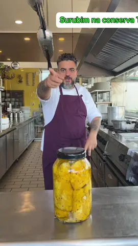 Conserva de Surubim – Peixe de Água Doce, Sabor de Verdade Tá aí uma alternativa incrível ao atum enlatado: o nosso surubim, peixe de água doce, saboroso e super versátil. Hoje mostrei no vídeo como transformar esse peixe inteiro numa conserva artesanal que valoriza os ingredientes da nossa terra! Passo a passo da conserva: 	1.	Limpeza e preparo: Comecei limpando o surubim inteiro e separando os lombos com todo cuidado. 	2.	Marinada: Temperei com azeite, sal, açafrão-da-terra, ervas frescas, e especiarias como grãos de mostarda, coentro e pimenta-do-reino. Deixei marinando por 24 horas na geladeira para absorver bem os sabores. 	3.	Conserva: Preparei uma base simples com vinagre, água, sal, açúcar, mais grãos de coentro, pimenta, ramos de alecrim e folhas de louro. Cozinhei o peixe nessa mistura por 10 minutos e deixei esfriar. Deixei nessa marinada por 24 horas na geladeira, pra pegar bem o sabor e trazer personalidade à conserva. 	3.	Cozimento na salmoura aromática: Preparei uma conserva básica com vinagre, água, sal, açúcar, além de grãos de coentro e pimenta, louro e rabos de alecrim. Cozinhei os lombos do surubim nessa infusão por 10 minutos. 	4.	Finalização: Depois de esfriar, acomodei os pedaços em vidro esterilizado e cobri com uma mistura de 70% óleo vegetal e 30% azeite de oliva. Essa gordura ajuda a conservar, dar brilho e sabor. Valoriza produto regional: O surubim é um peixe de água doce nobre, mas pouco explorado em conserva. Isso dá exclusividade. 	•	Versatilidade: Serve em sanduíches, saladas, com torradas ou puro. Ideal pra vender em feiras, empórios e restaurantes que apostam em insumos locais. 	•	Durabilidade: A conserva permite estocagem e venda sob demanda, ótimo para empreendimentos pequenos e artesanais.#receitas #cozinha #explorar #culinaria #gastronomy #restaurante #agro #restaurant #receitafacil #comida #boteco #maisbotecomenoshamburgueria#CapCut 