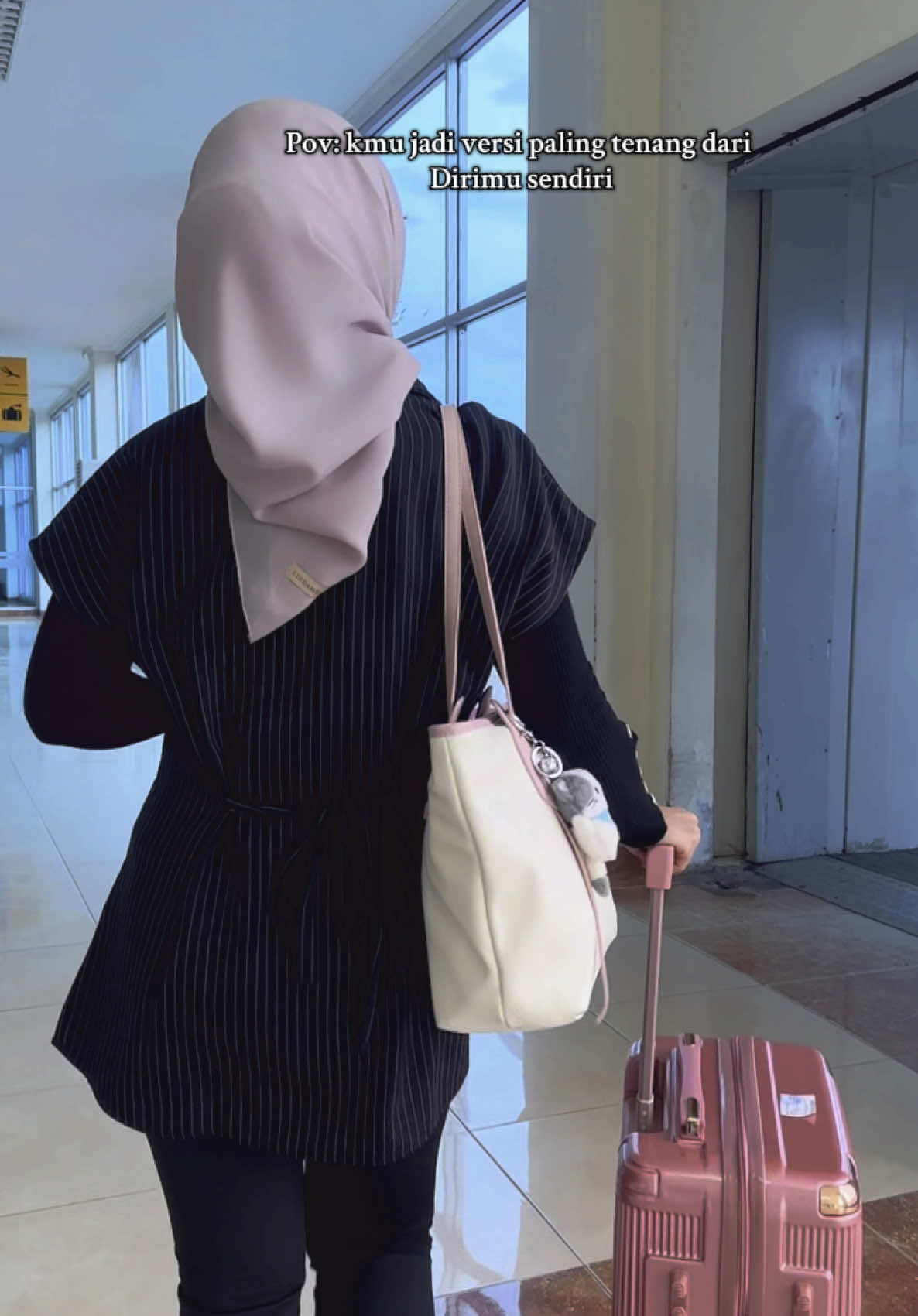 Airport fit check ✈️ #ootdhijabsimple #rekomendasiatasanwanita #atasancantik #foryoupage #fypage 