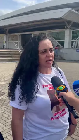 Simone Francelina da Silva, mãe de Bruna Oliveira da Silva, 28, que foi encontrada morta na noite de quinta-feira (17) em um estacionamento na zona leste de São Paulo, chamou o suspeito do assassinato, Esteliano José Madureira, 43, de monstro. 📲Leia mais na #Folha: folha.com/cotidiano 🎦 Bruno Santos/ Folhapress 📝 Francisco Lima Neto e Bruno Santos #jornalismo #tiktoknotícias #folhadespaulo #folhadesp #folhadesaopaulo #fyp #fy #notícias #sãopaulo #segurança #zonaleste