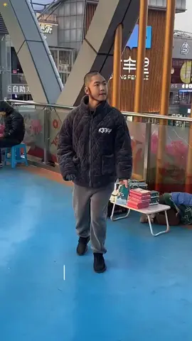 爸妈突然离去家里的重担就全部落在了这个19岁少年身上 19岁本是风华正茂无忧无虑的年纪却担起了照顾弟弟的责任 拖着残破的身体每天走街串巷的摆摊 只为了让弟弟过上平常人的生活 #残疾人的真实生活 