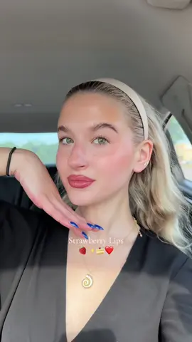 Strawberry Glimmer Lips🍓🍰💫 @Charlotte Tilbury Lip Liner “SuperSize Me” @Olehenriksen Pout Preserve Glimmer “Strawberry Sorbet” #olehenriksen #strawberrymakeup #makeuptrends #lipbalmswatch #glitterlips #glimmerlipbalm #olehenriksenliptreatment #lipcombo #springmakeup #springmakeuptrends 