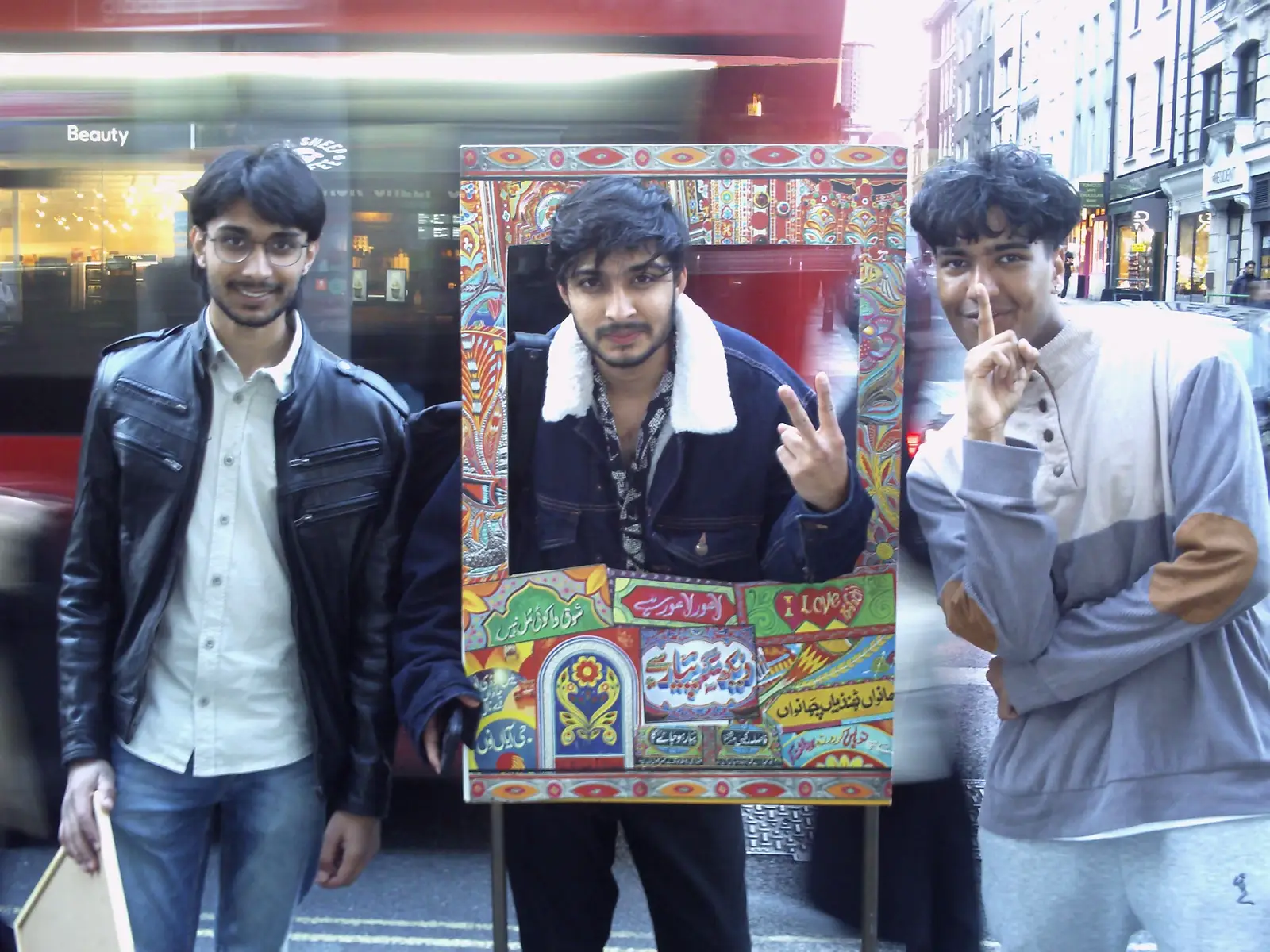 taking digital pictures with amazing people we interviewed at covent garden’s, make sure to stay tuned as more interviews are to come📸🔥 #coventgarden #biryani #food #marylebone #london #centrallondon #mukbang #pakistan #pakistanifood #ilford #belgrave #karachifood #birmingham #munch #foodblogger #instafood #foodphotography #yummy #edit #edits 