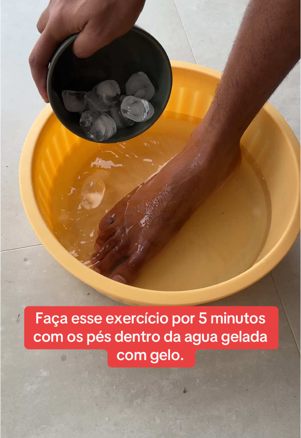 Faça esse exercício por 5 minutos com os pés dentro da agua gelada com gelo. #utilidadepublica #facavocemesmo #ideiasincriveis #DIY #fyp #dicas #truques 