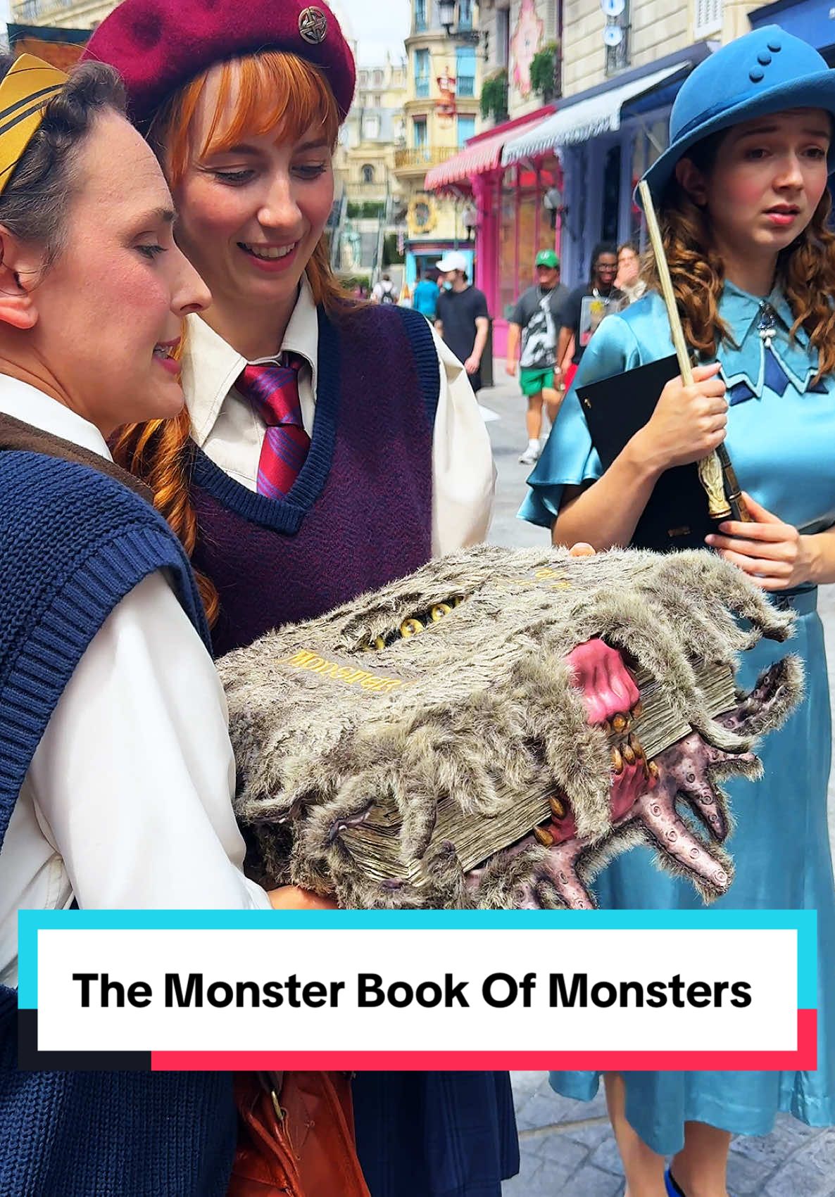 I am not gonna lie, this interaction was so awesome!!! I was dying to know what other pages have inside 🤩 so cool! Definitely be on the look out for the exchange students walking around you never know what they got in their bags 🥹 #harrypotter #themonsterbookofmonsters #wizardingworldofharrypotter #ministryofmagic #epicuniverse #fyp #harrypottertok #universalstudios #epicuniverseorlando #epicuniverse2025 #harrypotterworld 