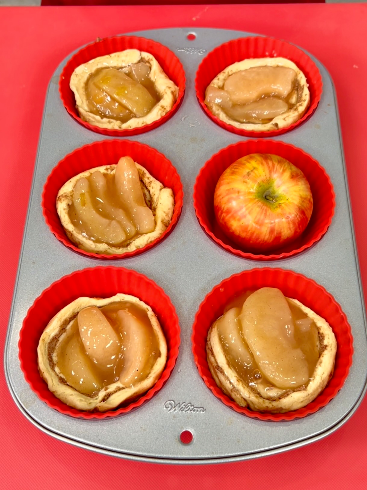 Easy 2 Ingredient Dessert! 🍎 #EasyRecipe #cinnamonrolls #baking