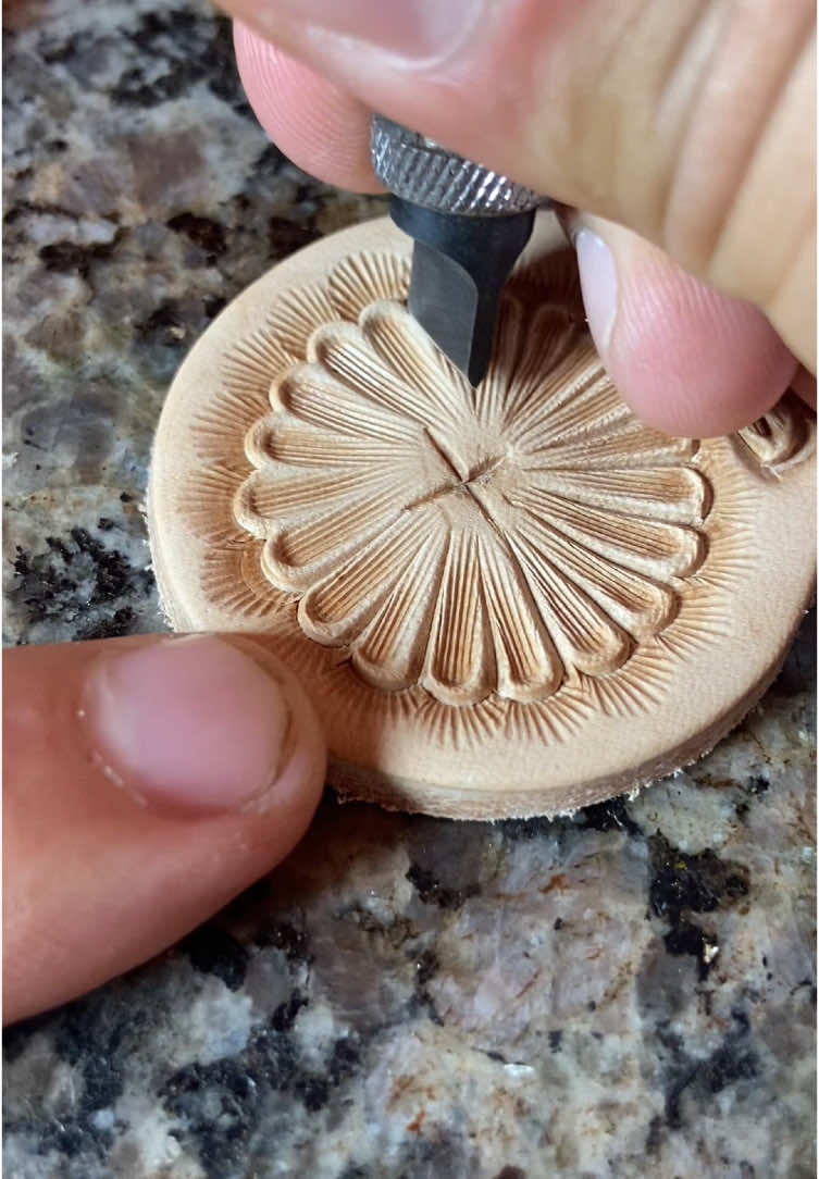 Fica por aqui e aproveita esse momento pra aprender algo novo, refletir e se preparar pro próximo passo. #CouroArtesanal #WVCustom #ConteúdoNoturno #VidaDeArtesão #CouroÉArte #aprendizadodiário 