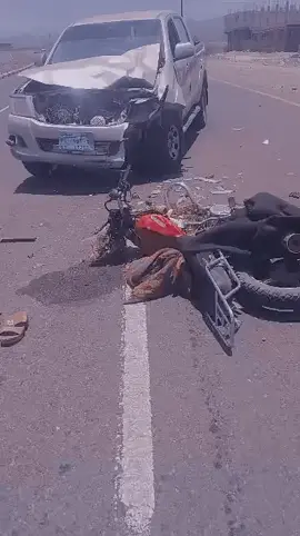 حادث اليوم في الدائري في ردفان دراجه ناريه وعلى متنها ثلاثه أشخاص وهايلكس قات 