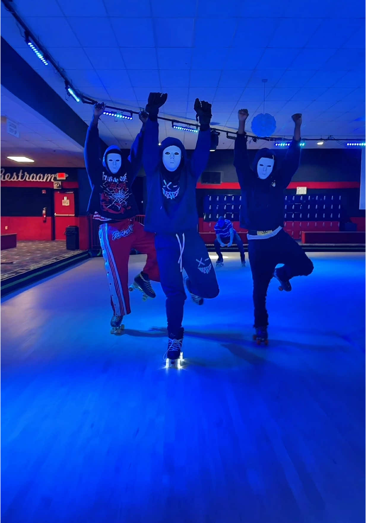 Too Smooth With This Trend 🥶 #rollerskating #theydontknow 