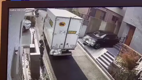 知り合いの方から送られてきました。 大阪で発生しました。 物を運ぶ仕事なのにお客様の物を大事に扱ってほしいです。 イライラしていたのかもしれないですが酷すぎませんか？ まだ謝罪にもきておりません。 これが現実です。 1人でも多くの方に知っていただきたいです。 拡散 #ヤマト #やまてと