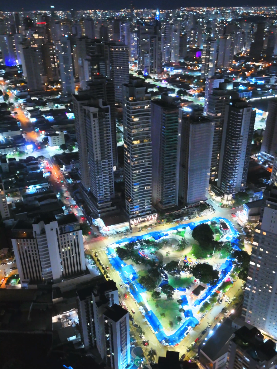 Um giro pela Praça do Sol, no Setor Oeste de Goiânia: um espaço moderno cercado por prédios elegantes e marcado pelo famoso letreiro 