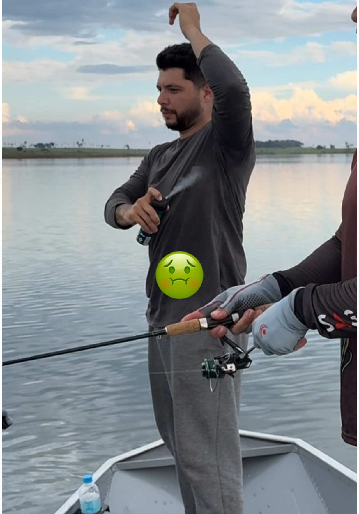 Marque nos comentários seu amigo que precisa dessa solução 😂.  #pesca #engracado #fedor #camisetadepesca 