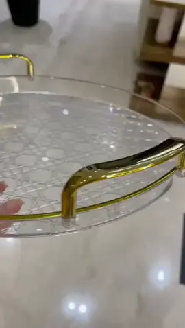 Jogo de bandeja acrílica com alças douradas. Lindo para eventos  e decoração! #bandeja  #acrilico  #dourado  #lindas  #presente  #decoracao  #evento 