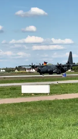 Die c130 mit der deutschen Flagge raus Hängen,wie schön 😍🇩🇪#germany #airforce #bundeswehr #c130 