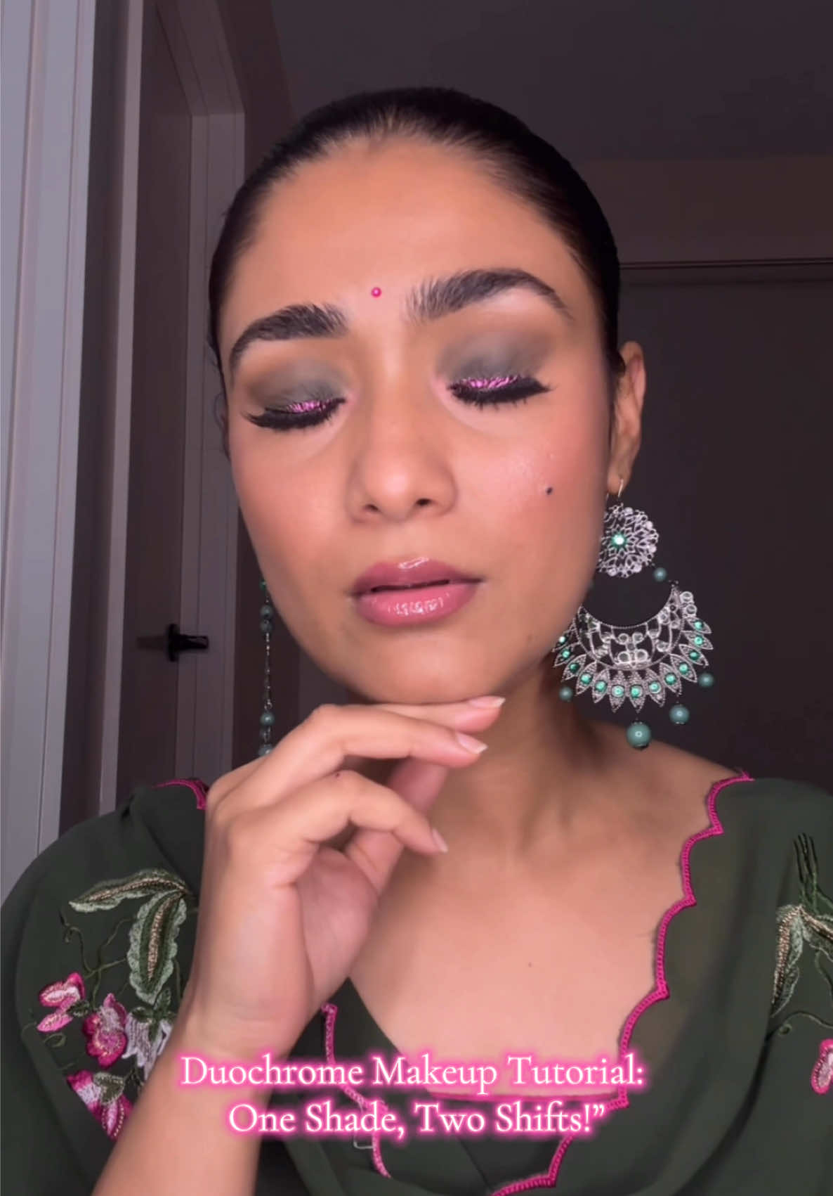 “That moment when your makeup shifts with the light… Here’s a step-by-step duochrome glam tutorial that’s giving drama from every angle!”✨✨ Obsessed with how one shade does double the work! Have you tried duochrome yet? #DuochromeMakeup #MakeupTutorial #GlowyMakeup #ShiftAndSlay #ChromeGlam #TrendingMakeup2025 #MakeupReels #IndianMakeupArtist #DuochromeLook #ReelMakeupTutorial