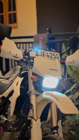 චාම් ලස්සනට ඉන්න එයා 😫🪽 #srilankan_tik_tok🇱🇰 #BJF #jassim_ameer_ #kawasaki #bjf4250 #jf #drtracker #dtracker250 #fypシviral 