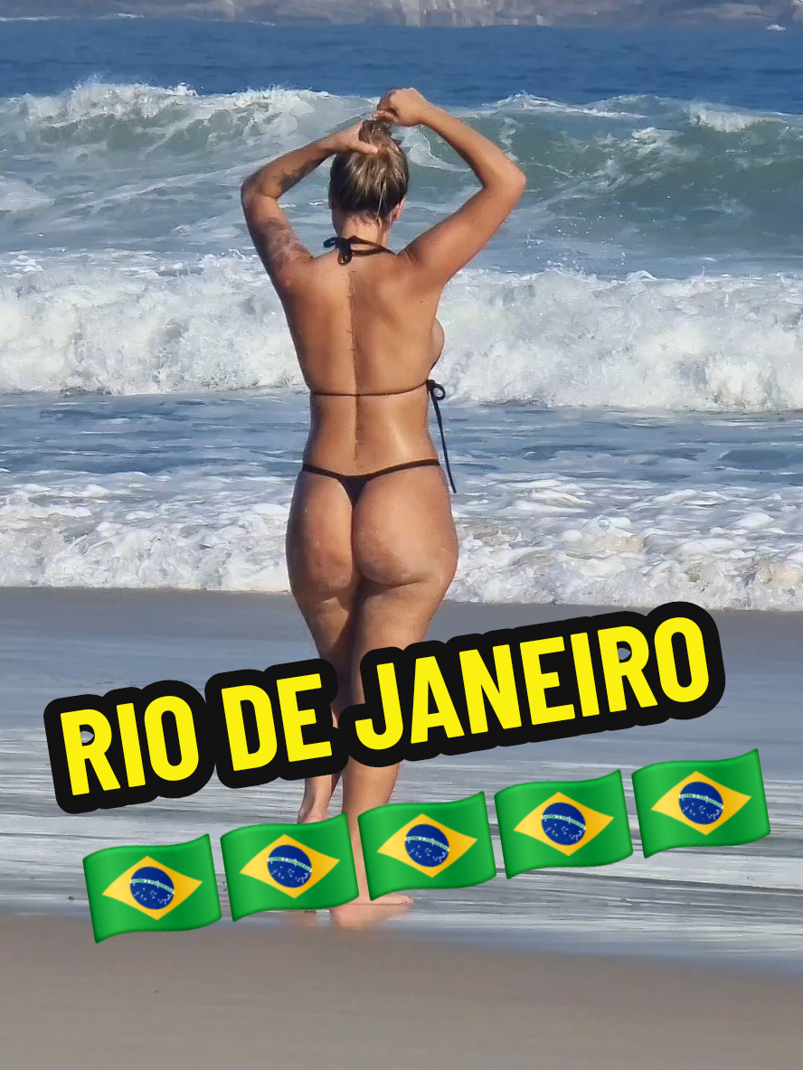 Rio de Janeiro 🇧🇷 #beach #braziliangirl #riodejaneiro #walkingbeach #praiadabarradatijuca #brazilianbikini #praiadabarra #copacabana #ipanema 