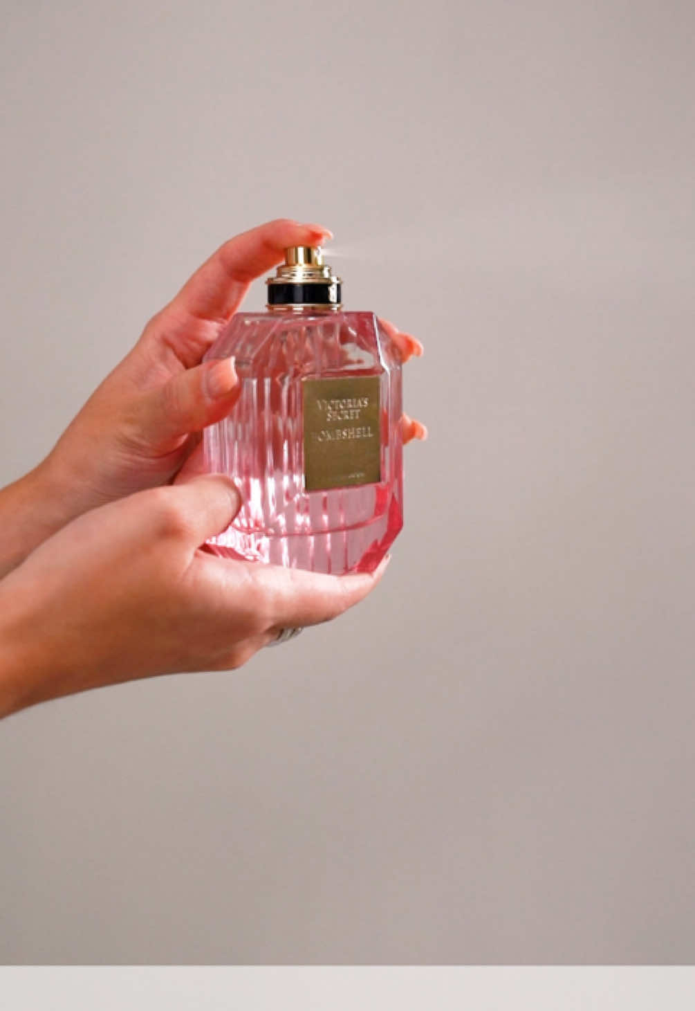Notas cítricas y maracuyá morado brindan un destello brillante y exótico. No te vas a querer perder del aroma irresistible que ha trascendido por 15 años.✨💋 #VSMexico #CelebrandoBombshell #Aroma
