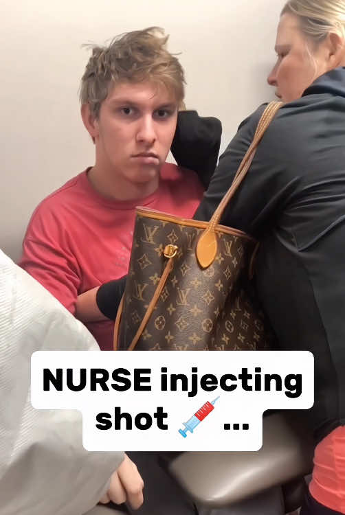 Fear of needles 💉😨#injectingshot #jumpscare #scream #scare #fails #prank #funnyprank #foryou #fyp #foryourpage 