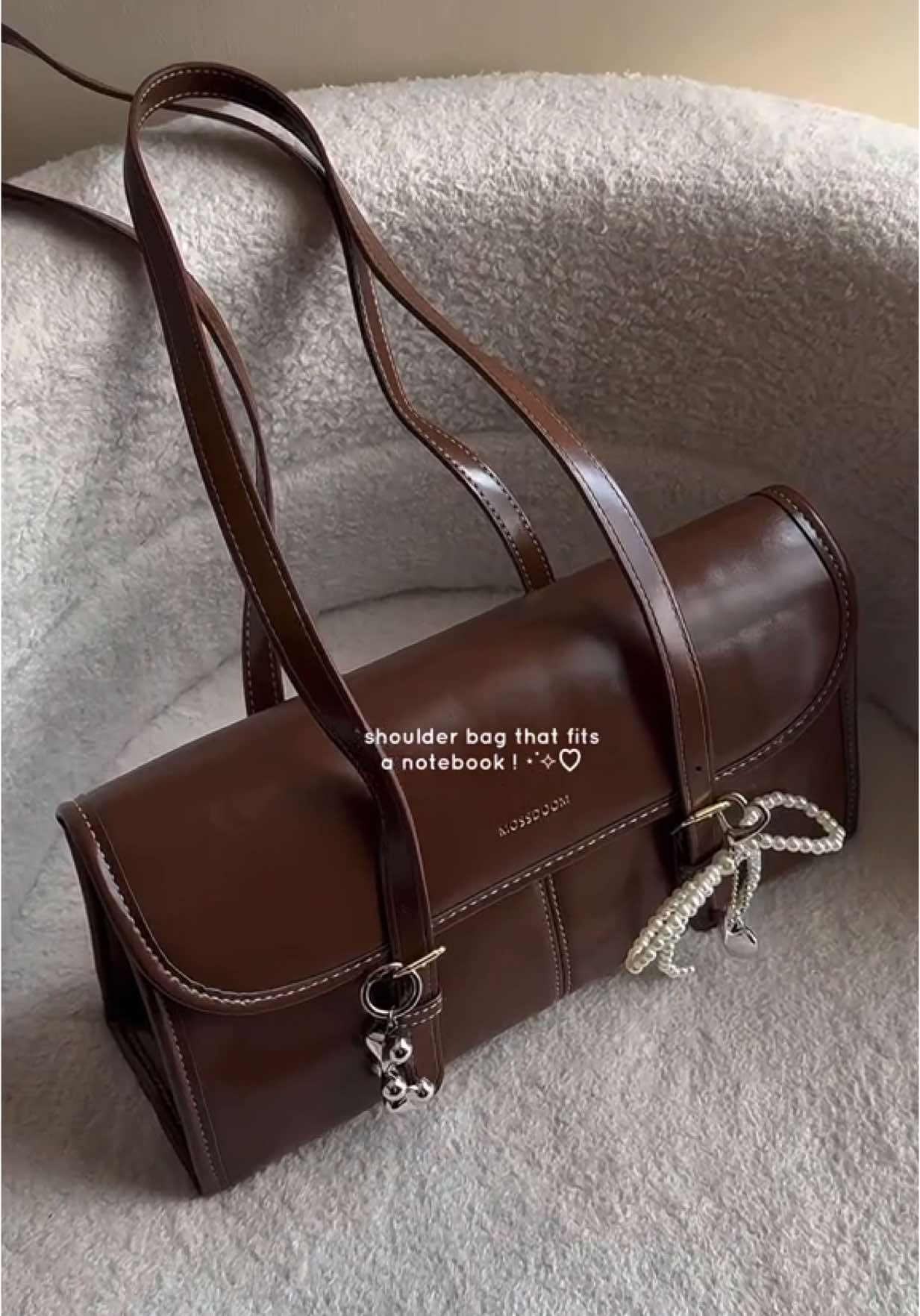 finally a shoulder bag that fits a notebook 🥹💫 #bag #shoulderbag #largecapacitybag #everydaybag #bagforwomen #packwithme #whatsinmybag #fyp #trending #viral 
