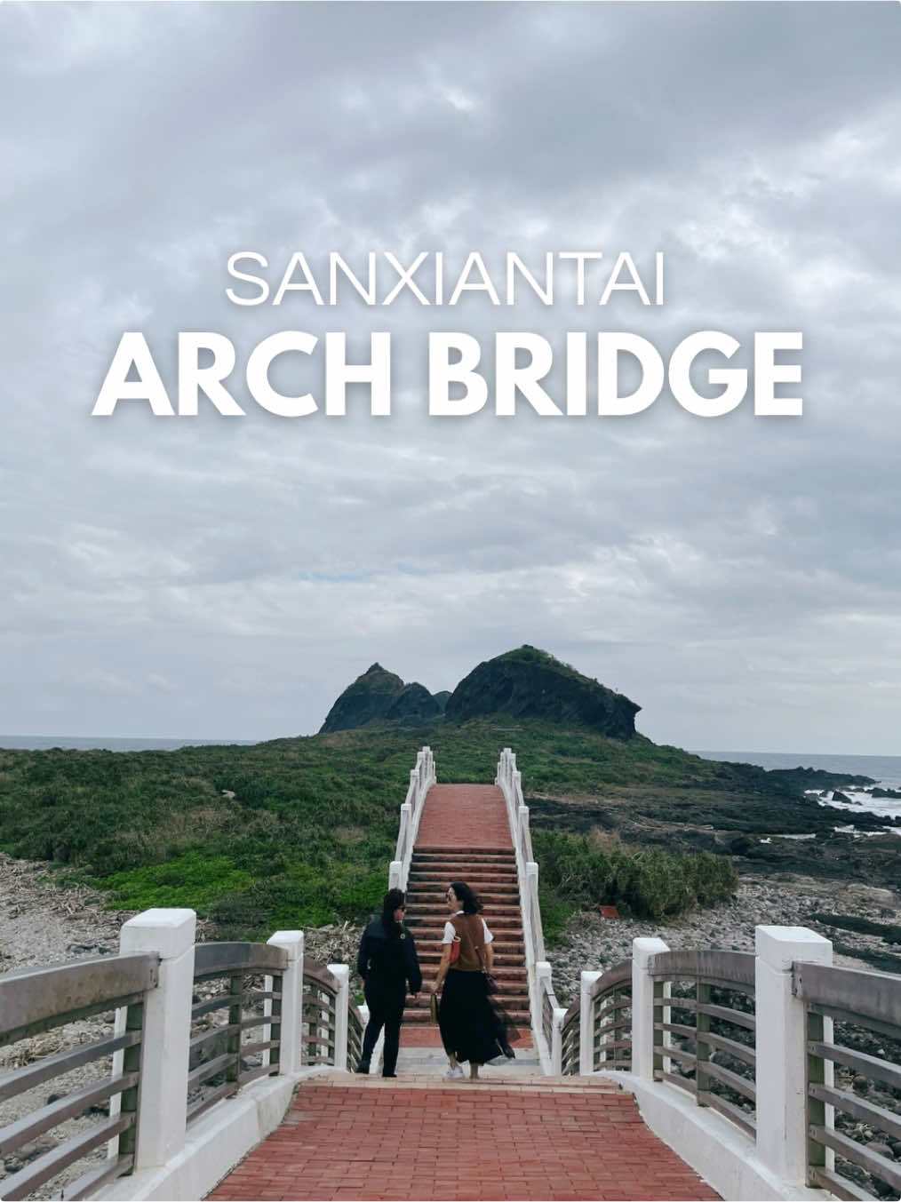 📍 Sanxiantai, Chenggong Township, Taitung County. p/s: San Xiantai means 3 immortals. You have to cross over 8 arch bridge to go reach the islet. A must visit place if you go to Taiwan east coast.  #taiwan #taitung #sanxiataipei #sofeatravels 