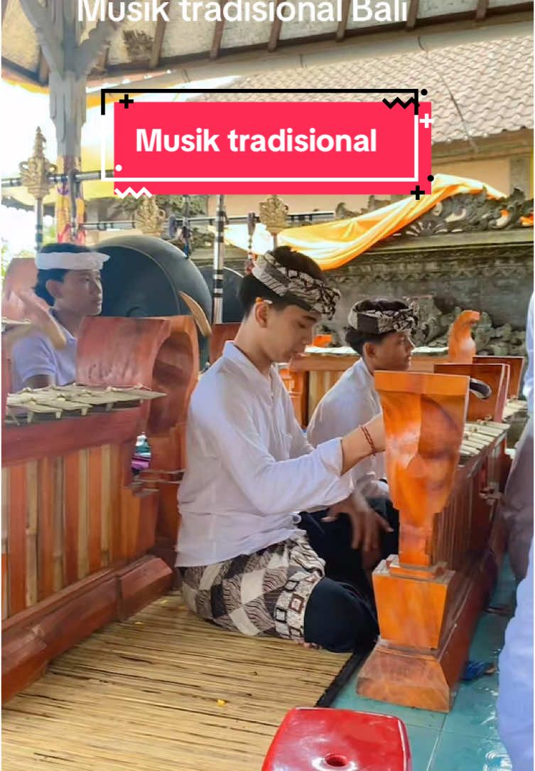 Musik tradisional Bali di saat ada upacara ritual yang di laksanakan selalu akan di bunyikan gamelan tradisional ini untuk mengiringi persembahan di suatu pura #budaya #senibudaya #senibudayabali #musik #musiktradisional 