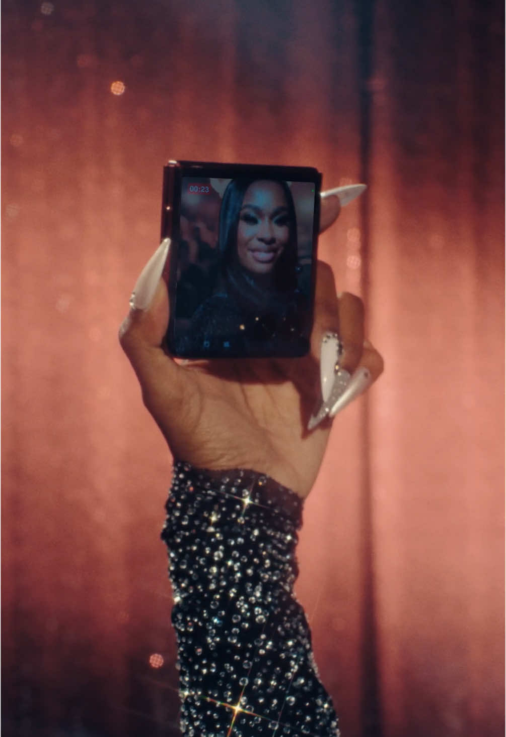 She's thee moment. Meet the new 2025 motorola #razr family @Motorola US #makelticonic #motorolapartner 