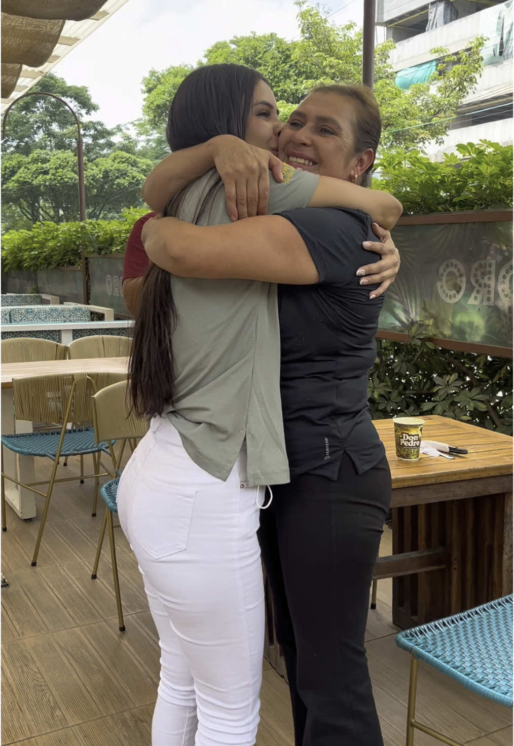 Reencuentro con mi mamá después de 3 años y tres meses en 🇺🇸 😭😭😭😻 #reencuentro #nopudeolvidarte #latinos #vira #fl 